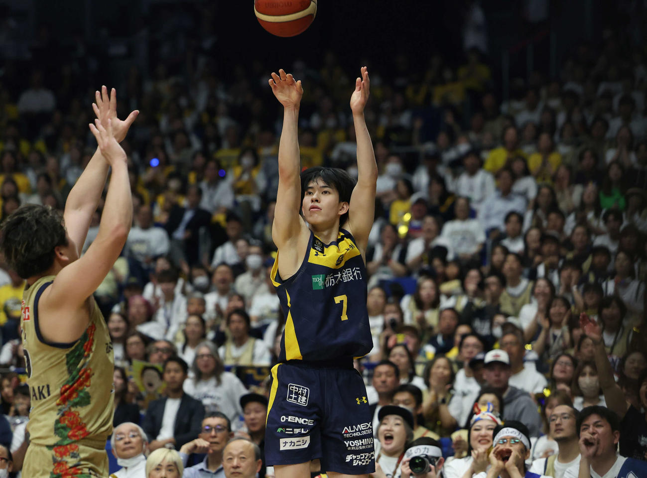 宇都宮対琉球　第4Q、3Pを決める宇都宮小川（撮影・増田悦実）