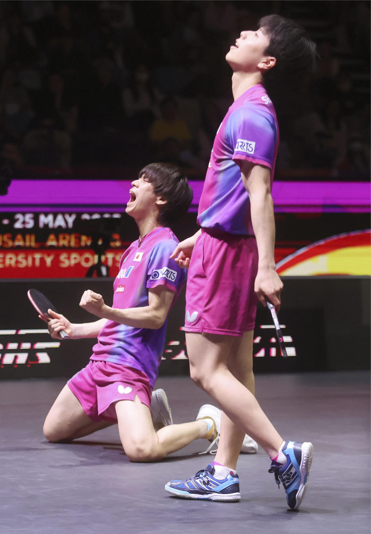 世界選手権個人戦の男子ダブルス決勝で台湾ペアを破り、喜ぶ篠塚大登（左）、戸上隼輔組（共同）