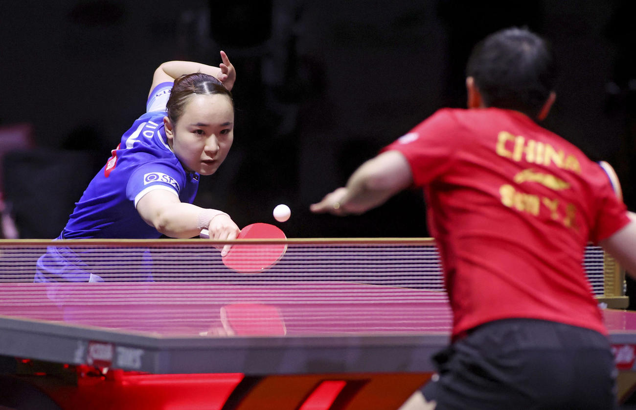 女子シングルス準決勝で中国の孫穎莎（手前）と対戦する伊藤（共同）