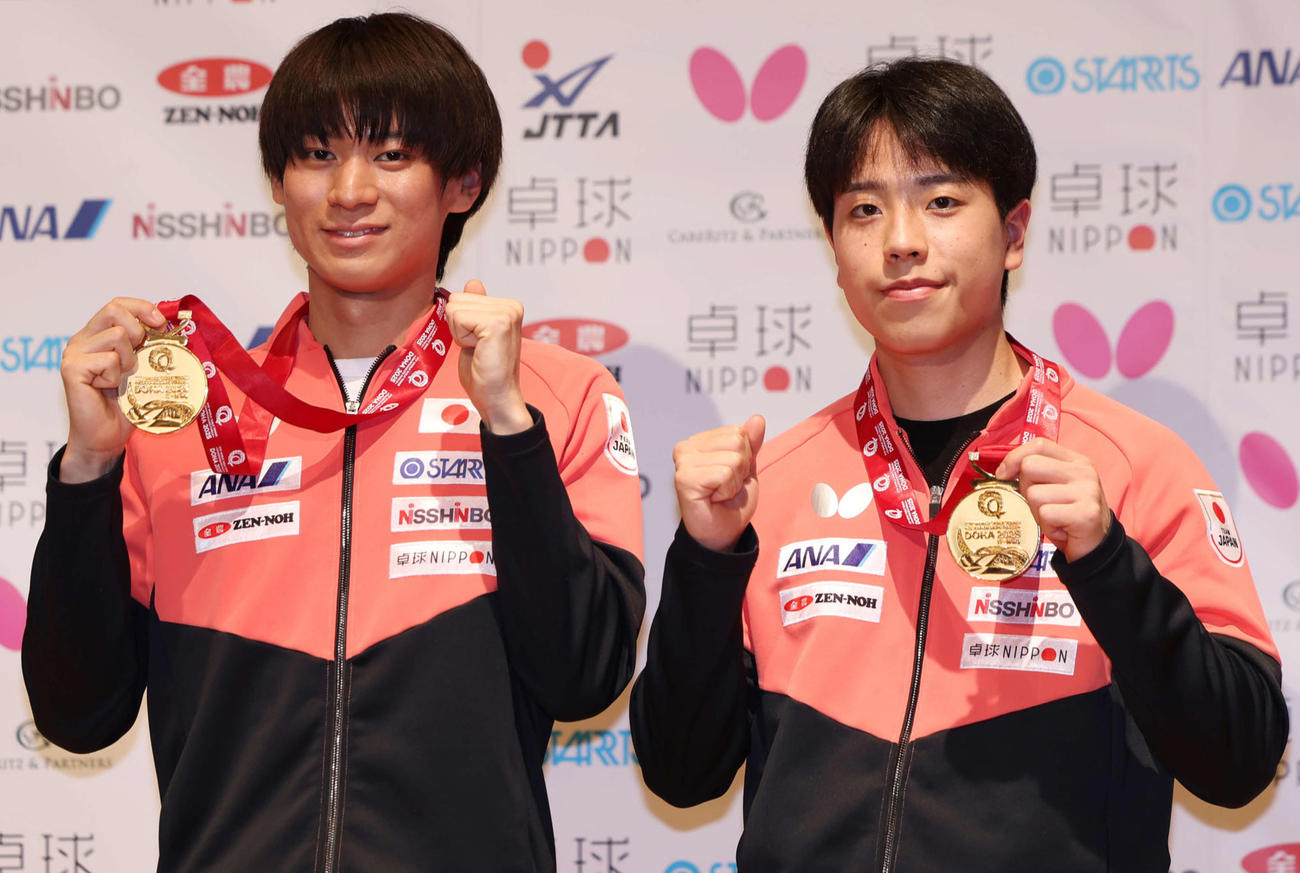 金メダルを獲得した男子ダブルス戸上（左）、篠塚ペア（2025年5月26日撮影）