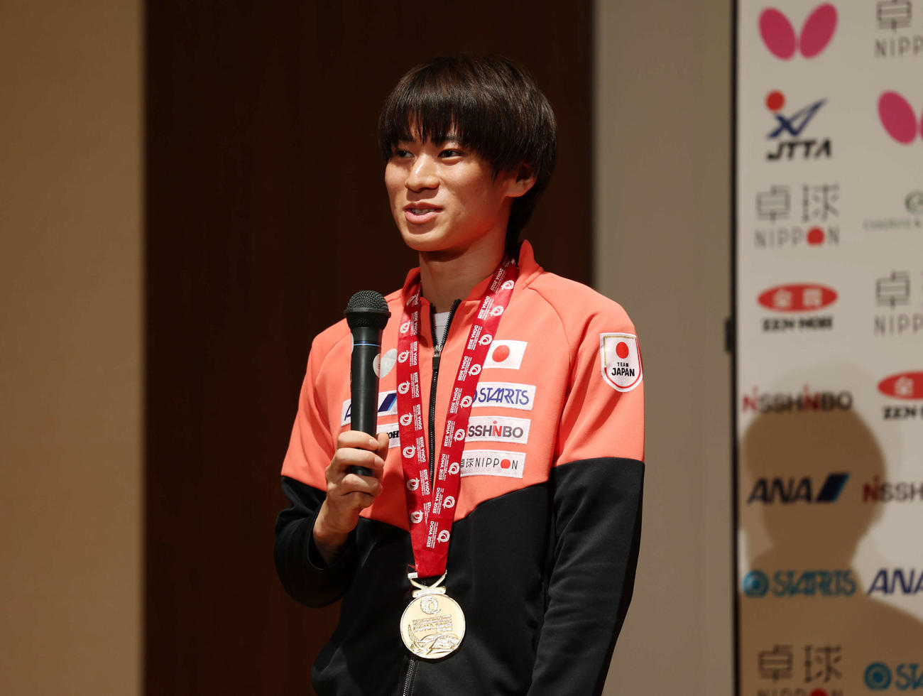 金メダルを獲得した男子ダブルス戸上（撮影・増田悦実）