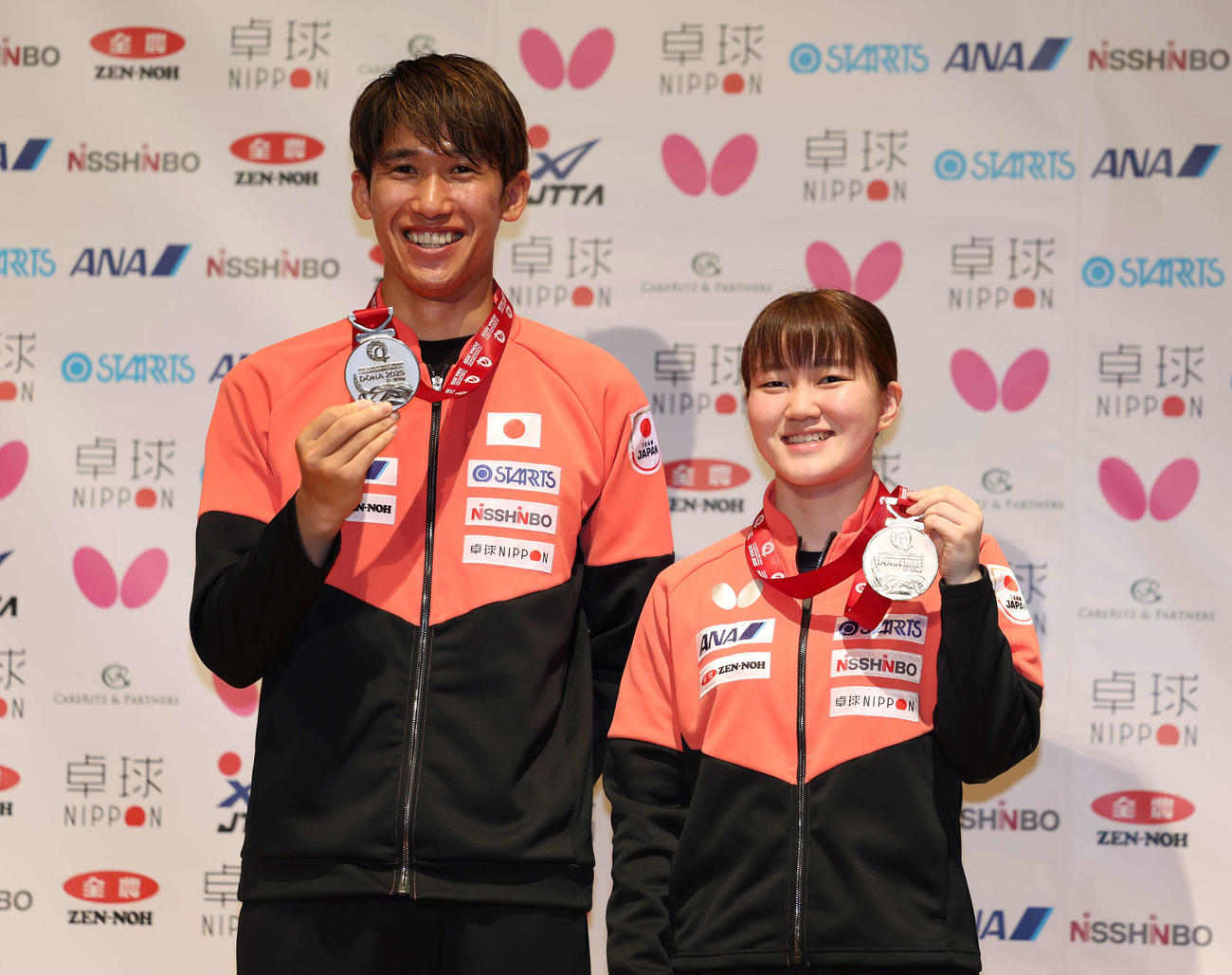 銀メダルを獲得した混合ダブルス吉村（左）、大藤ペア（2025年5月26日撮影）