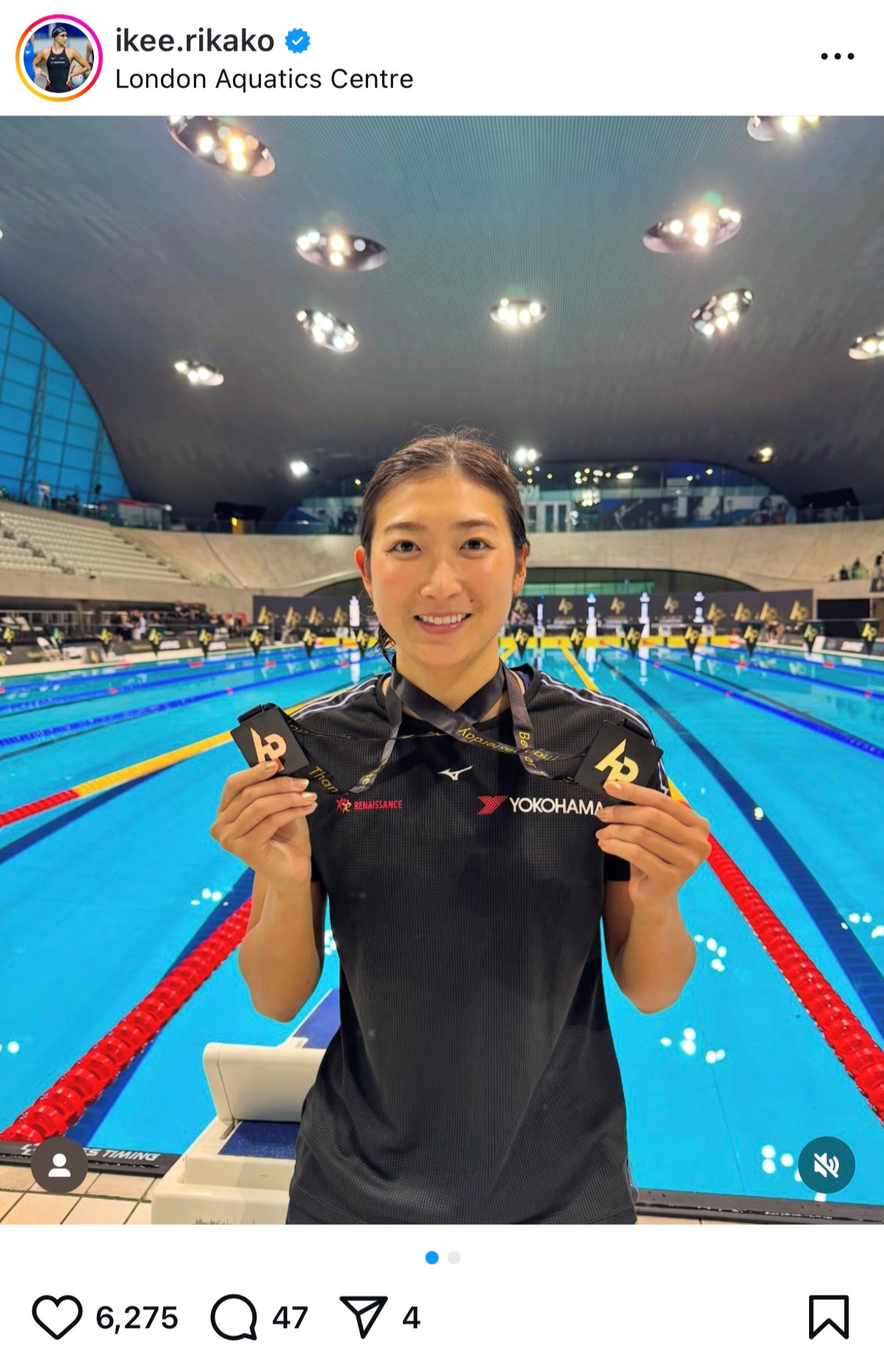 プールサイドでAPと書かれたメダルを掲げる池江璃花子（インスタグラムから）