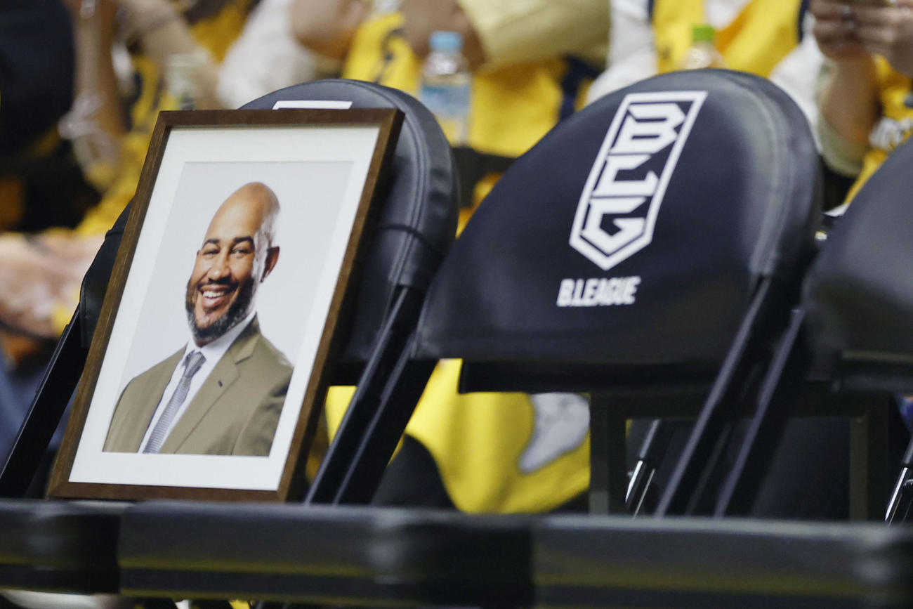 ベンチに置かれた宇都宮ブレックス・ブラスウェル監督の遺影（共同）