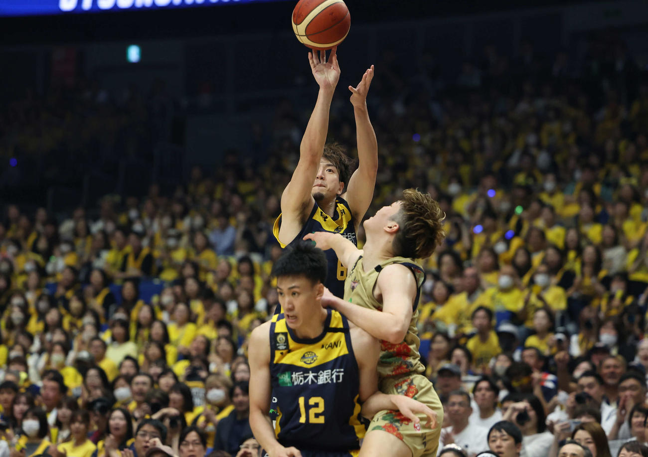 宇都宮対琉球　第4Q、3Pを決める宇都宮比江島（撮影・増田悦実）
