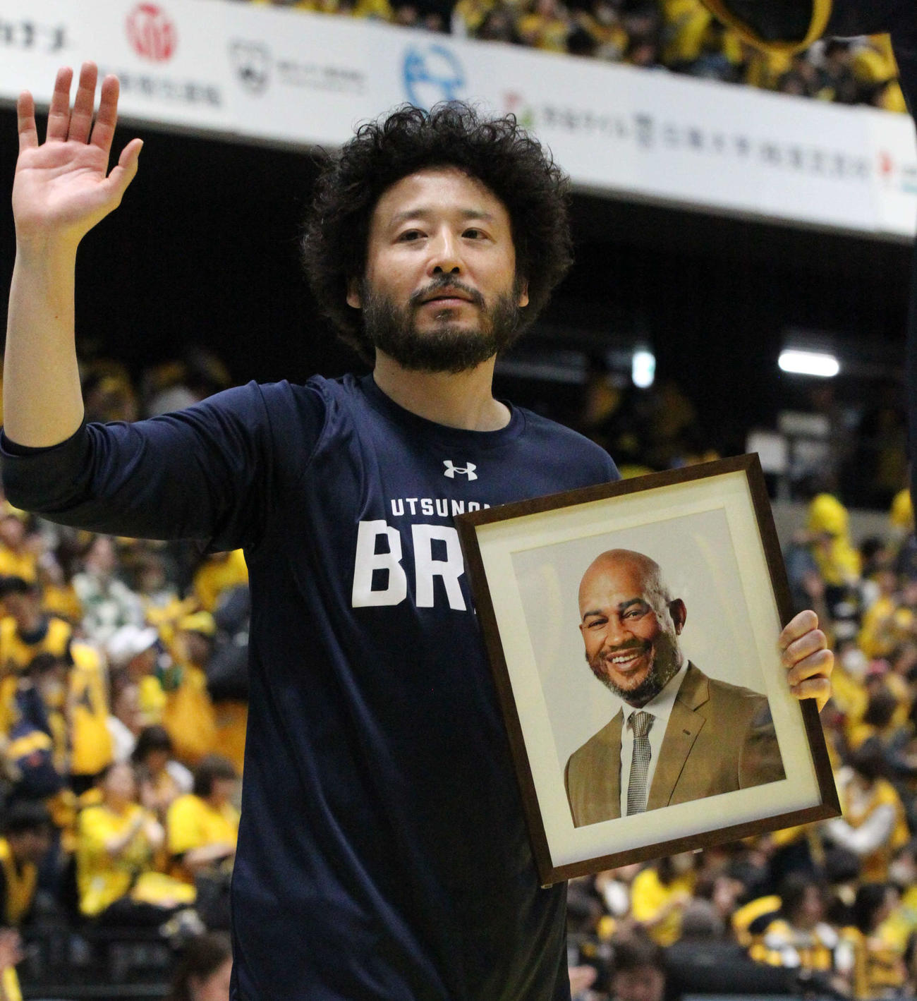19日、千葉との準決勝第3戦に勝ち、ブラスウェル監督の遺影を持ってファンにあいさつする宇都宮の田臥