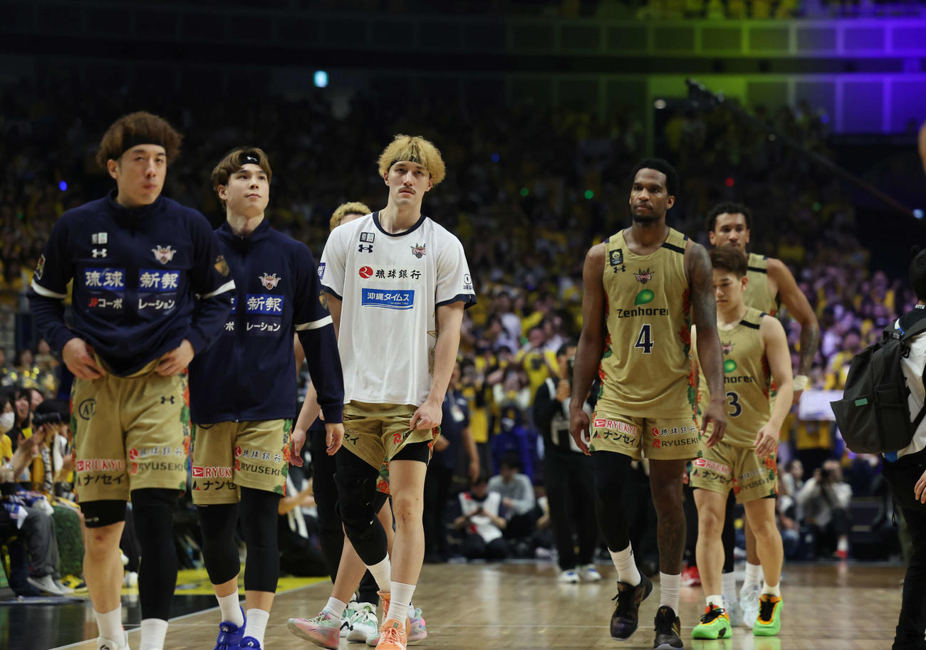 宇都宮対琉球　試合が終了し、悔しそうな顔でベンチに戻る琉球メンバー（撮影・増田悦実）