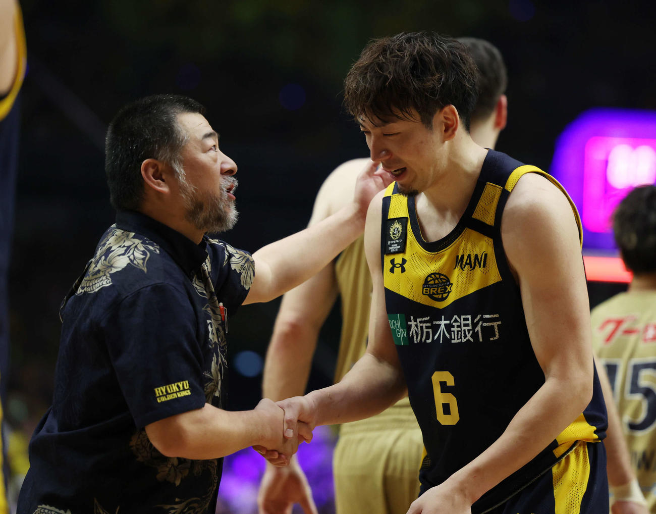 宇都宮対琉球　試合終了後、握手を交わす琉球桶谷HC（左）と宇都宮比江島（撮影・増田悦実）