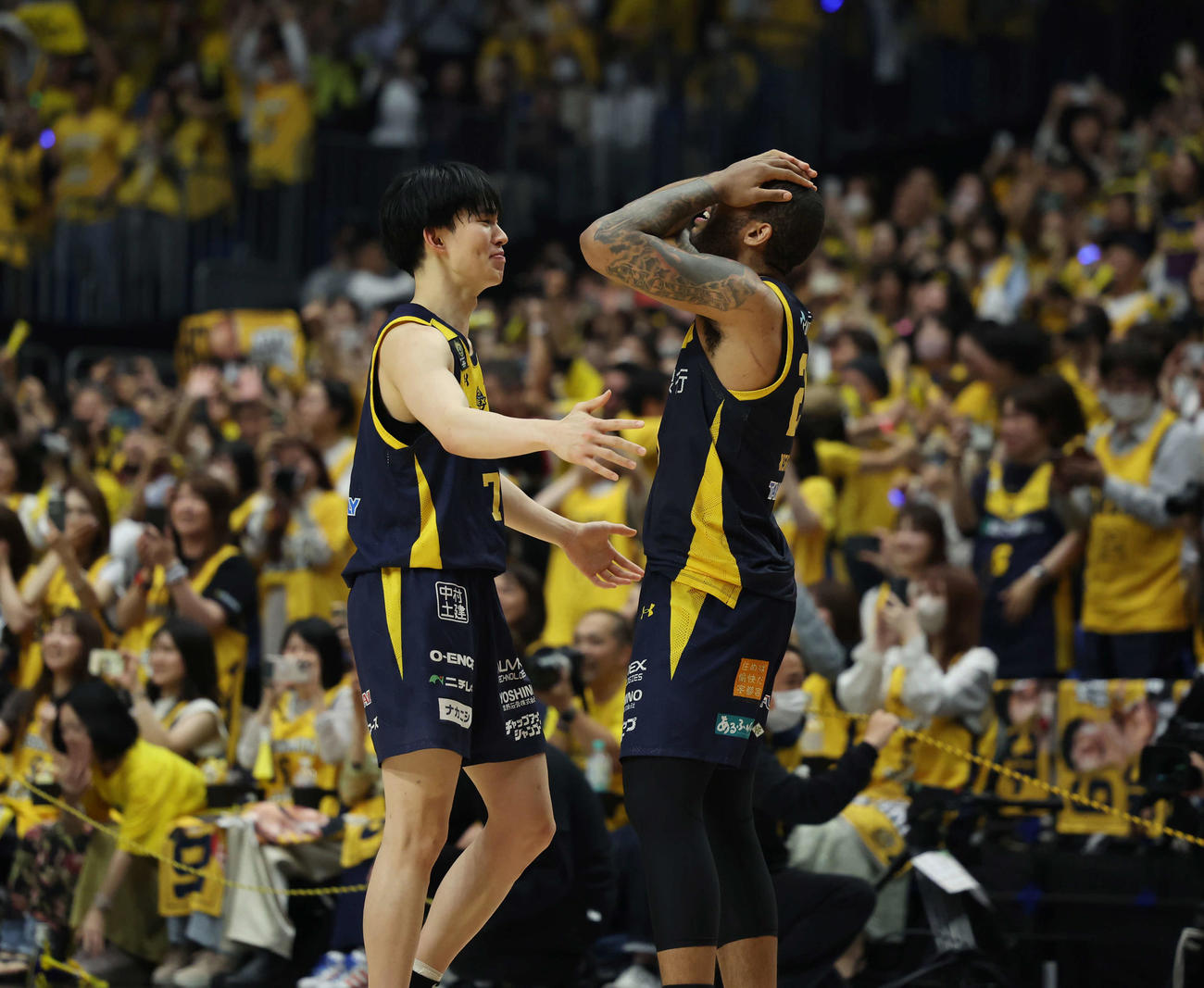 宇都宮対琉球　優勝が決まり涙を流す小川（左）とD．J・ニュービル（撮影・増田悦実）