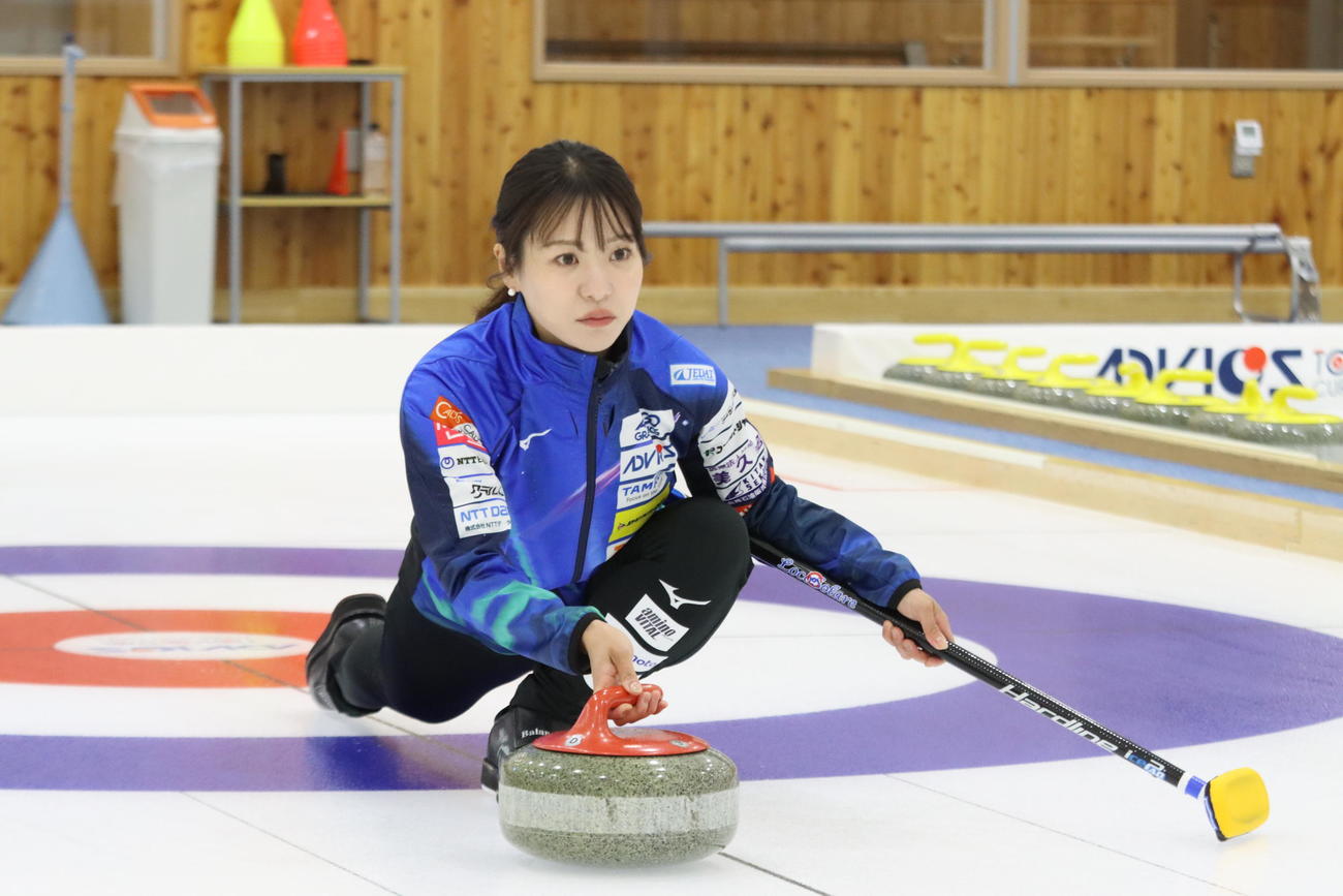 ストーンを投じるロコ・ソラーレの吉田知（撮影・保坂果那）