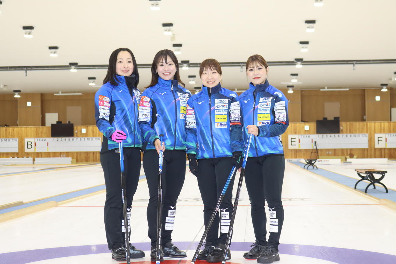 練習を公開したロコ・ソラーレ。左から藤沢、吉田知、鈴木、吉田夕（撮影・保坂果那）