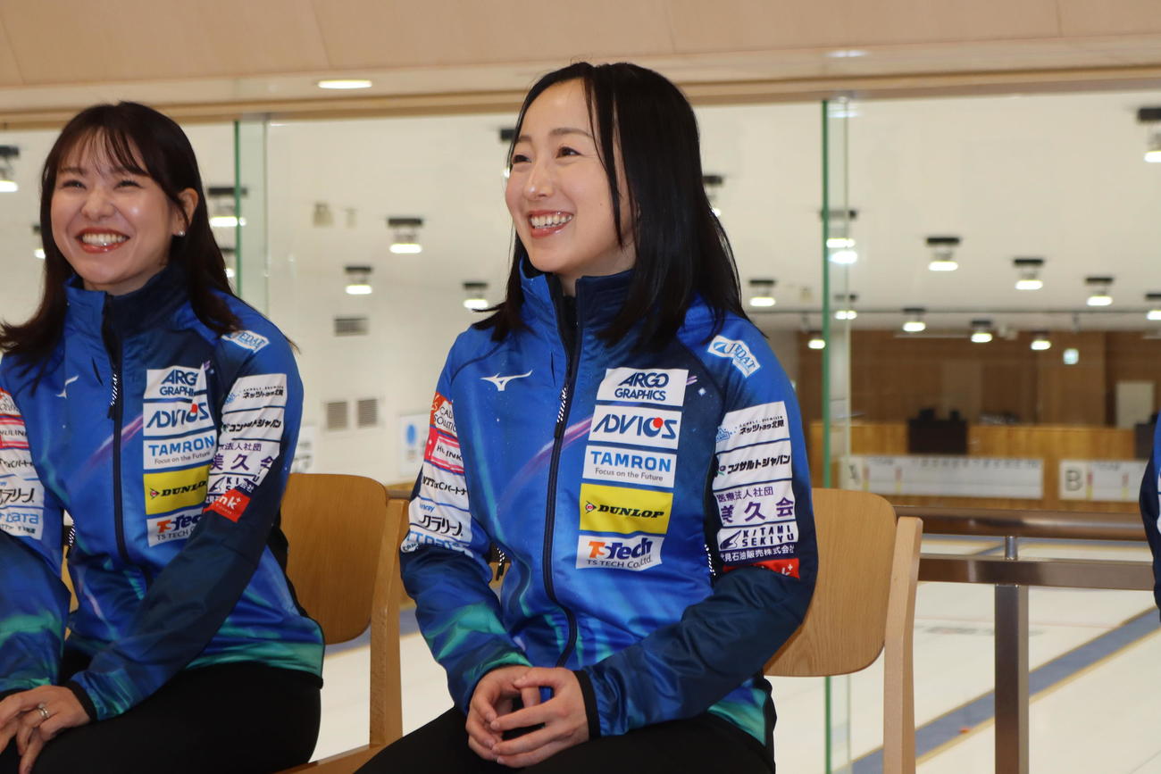 シーズンスタート会見に出席するロコ・ソラーレ藤沢（右）。左は吉田知（撮影・保坂果那）