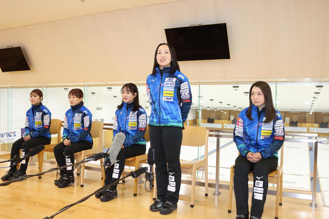 シーズンスタート会見に出席するロコ・ソラーレの（左から）吉田夕、鈴木、吉田知、藤沢、本橋代表理事（撮影・保坂果那）