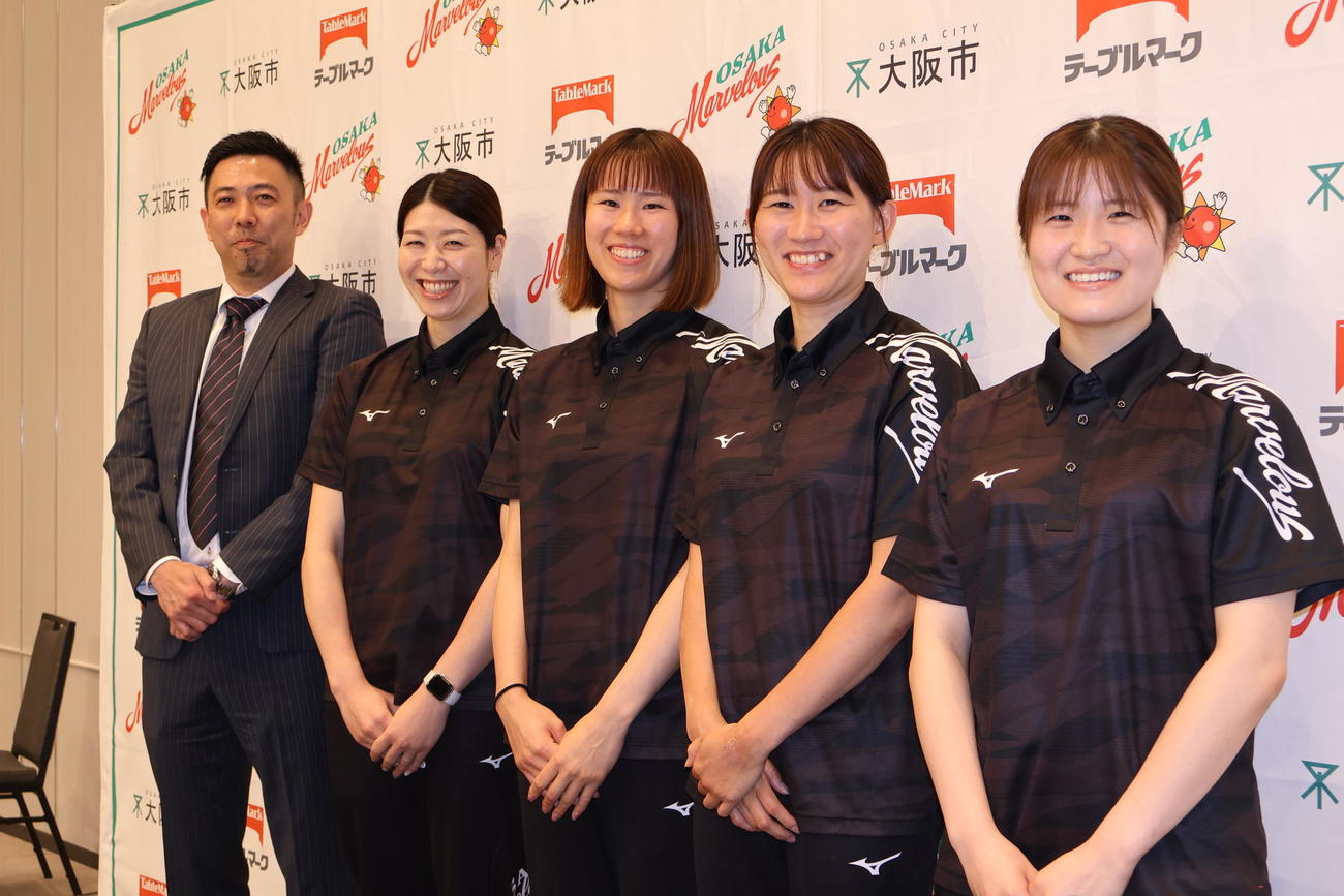 優勝会見を開いた大阪Mの、左から酒井大祐監督、田中瑞稀主将、林琴奈副主将、目黒優佳、東美奈