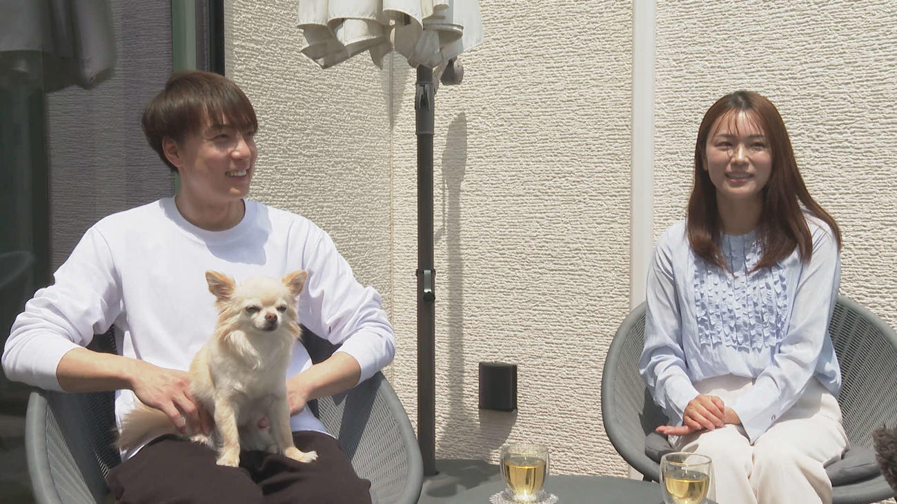 朋子夫人（右）と語り合うワンシーン　（NST新潟総合テレビ提供）
