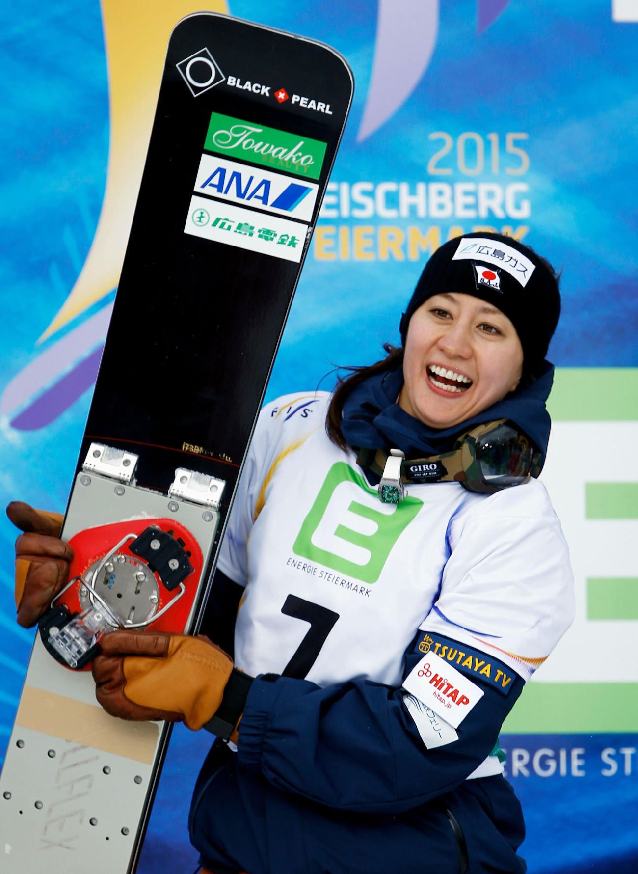 スノーボードの世界選手権女子パラレル大回転で3位になり笑顔の竹内智香＝2015年1月、ラッハタール（ゲッティ＝共同）