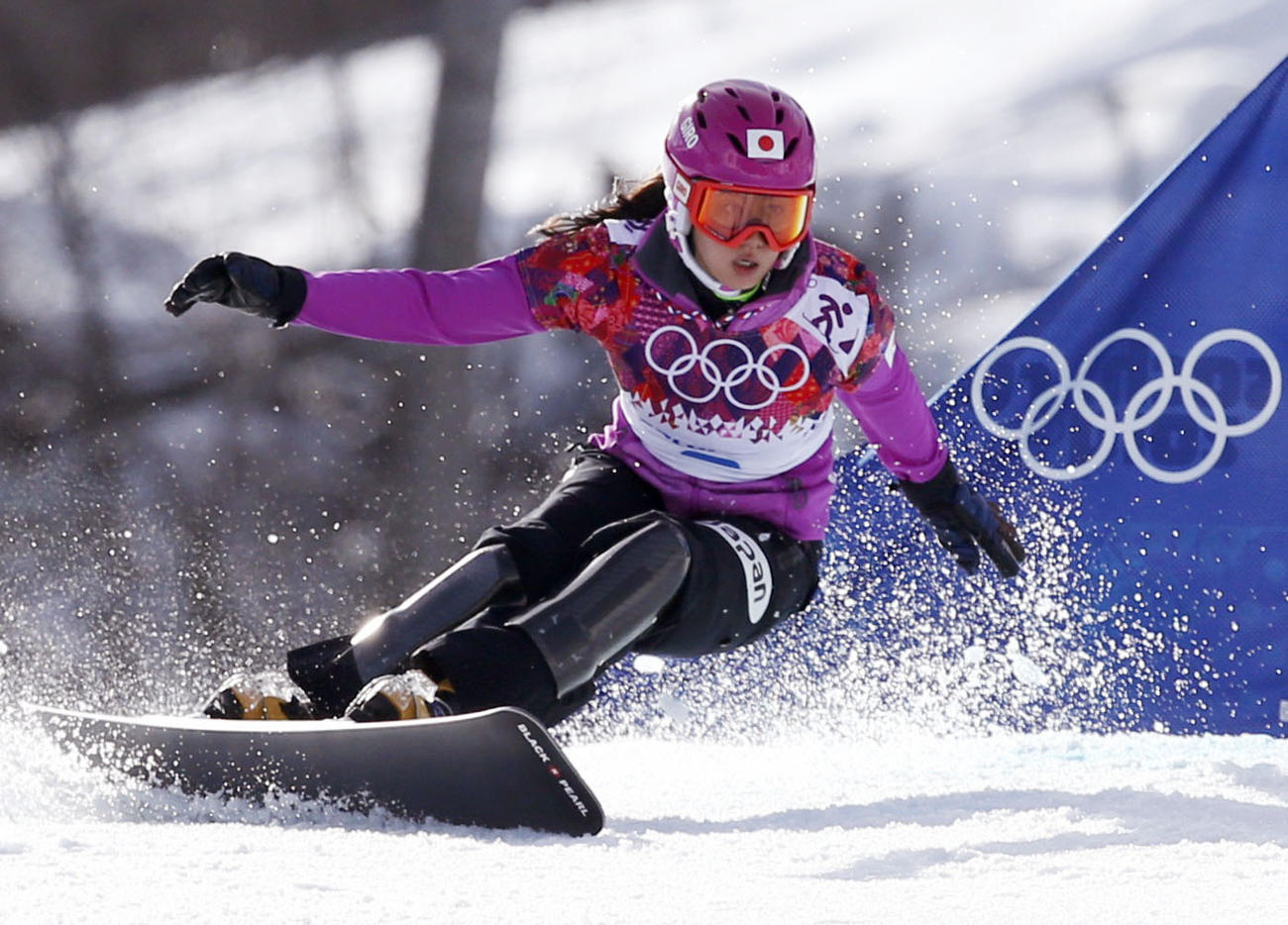 ソチ冬季五輪のスノーボード女子パラレル大回転で滑走する竹内智香＝2014年2月（共同）