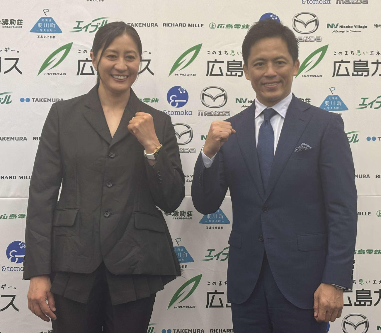 ポーズを取って写真に納まる竹内（左）と野村氏（撮影・勝部晃多）