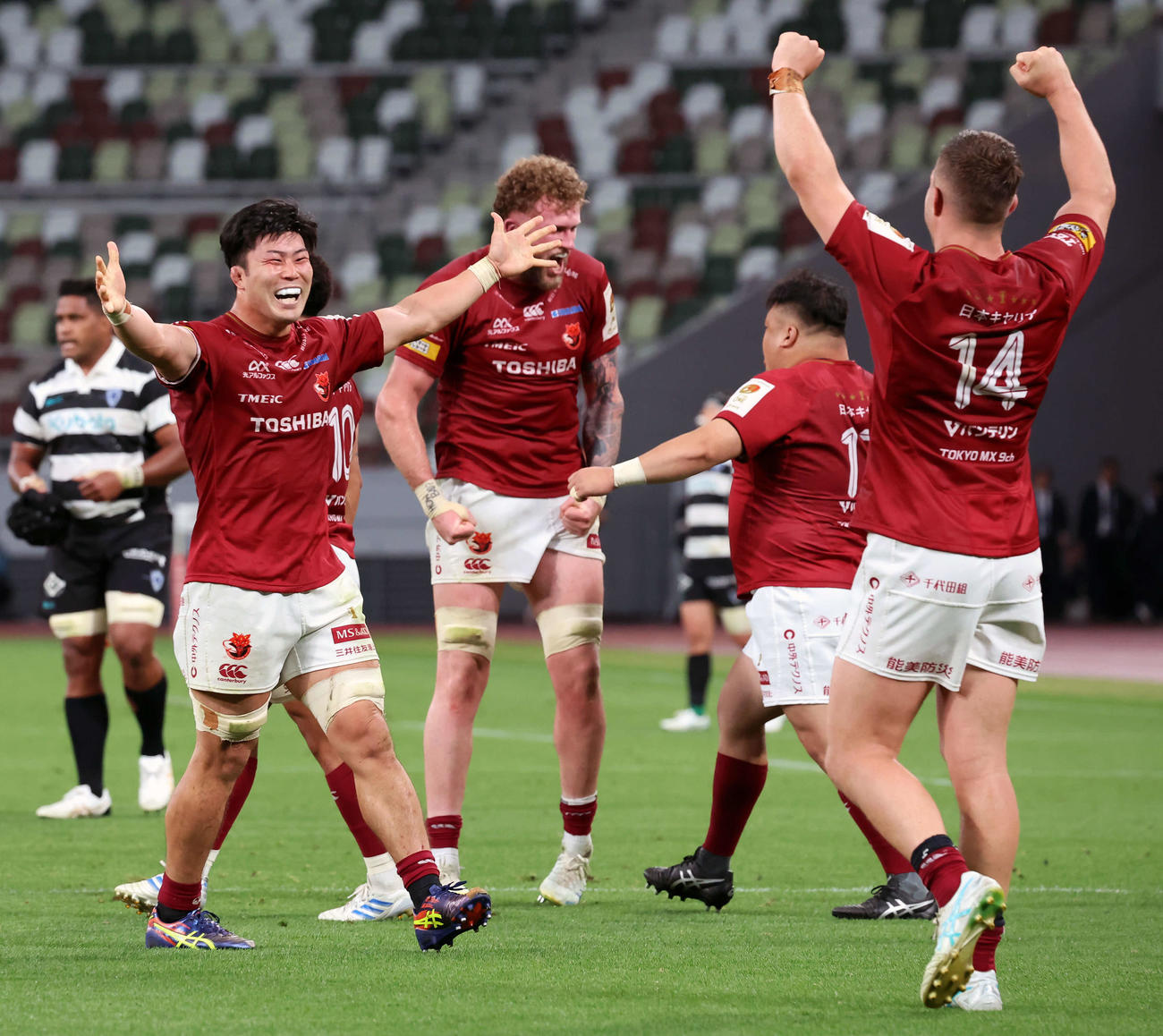 BL東京対東京ベイ　優勝を決め喜ぶBL東京フィフティーン（撮影・山本朝陽）