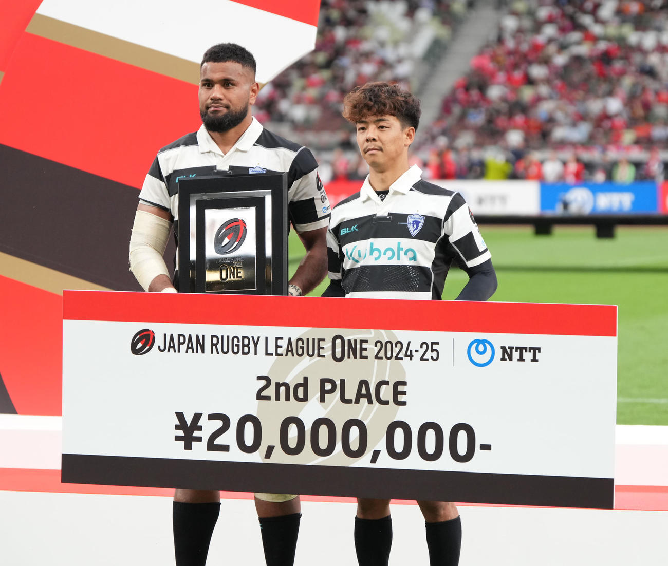 BL東京対東京ベイ　準優勝しセレモニー後の記念撮影に臨む東京ベイNO8マキシ（左）とSH藤原＝2025年6月1日