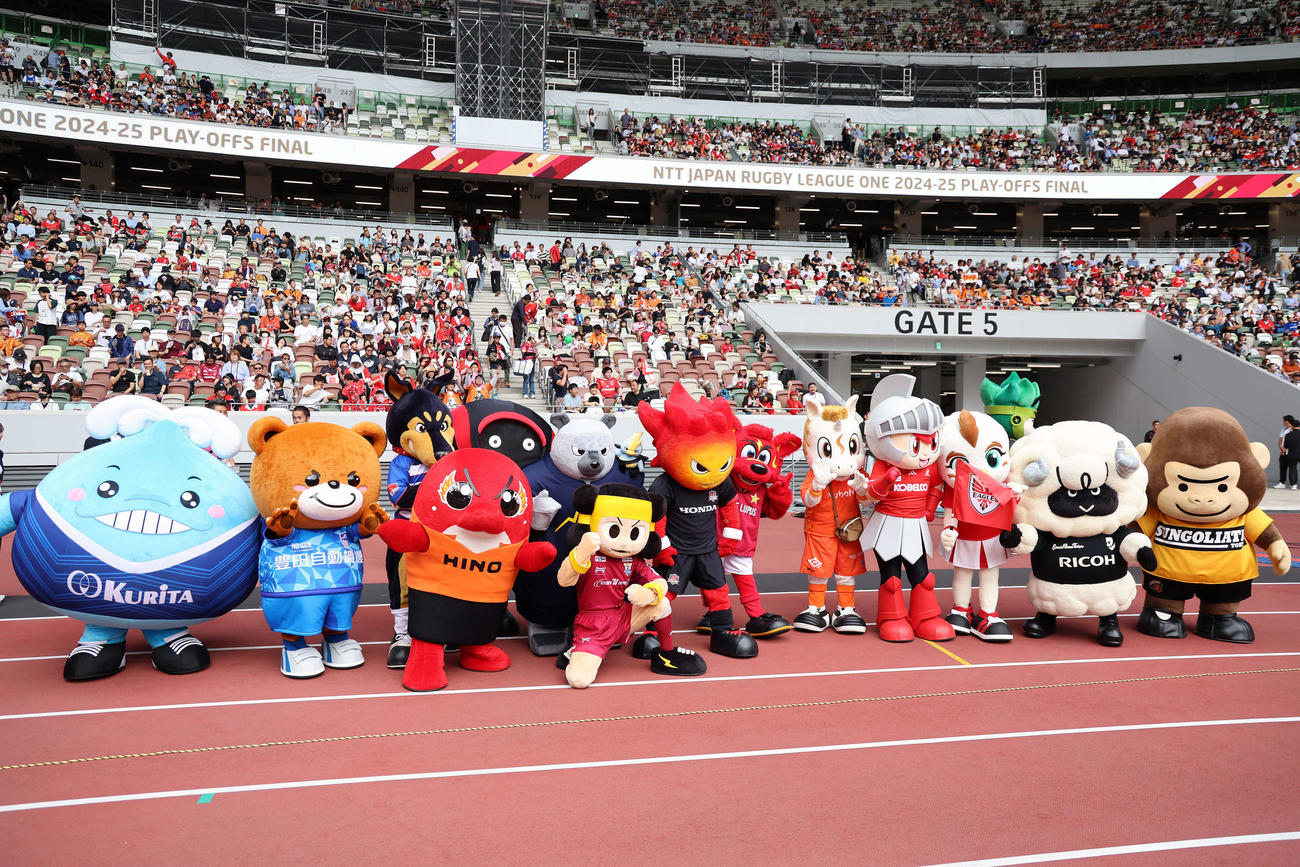 BL東京対東京ベイ　試合前にマスコット総選挙が行われ、国立競技場にマスコットが集結した（撮影・山本朝陽）
