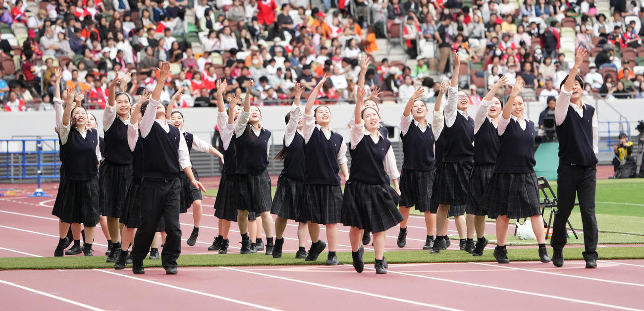 BL東京対東京ベイ　ハーフタイムショーで演技を披露する上越高校ダンス部（撮影・小沢裕）