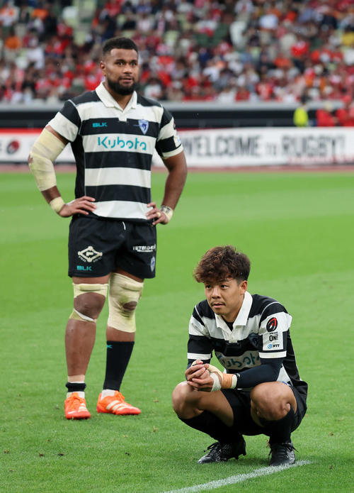 BL東京対東京ベイ　試合に敗れ、悔しい表情を見せる東京ベイの藤原（右）とマキシ（撮影・山本朝陽）