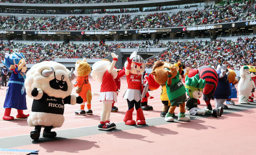 BL東京対東京ベイ　試合前にマスコット総選挙が行われ、国立競技場にマスコットが集結した（撮影・山本朝陽）