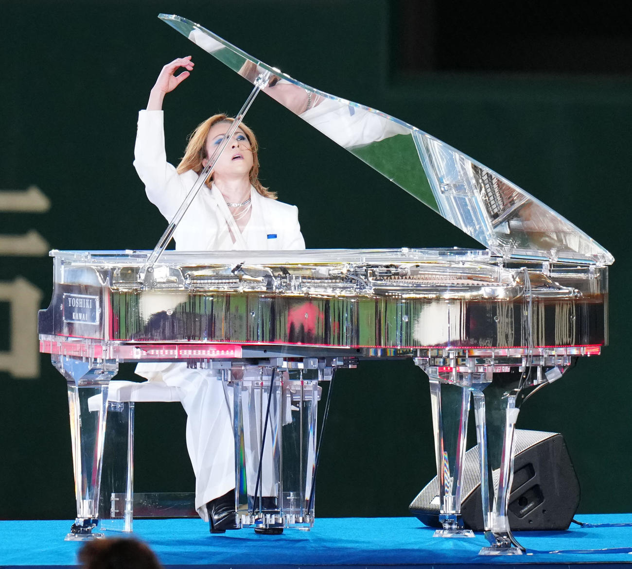 カブス対ドジャース　試合前、君が代を演奏するYOSHIKI（2025年3月撮影）