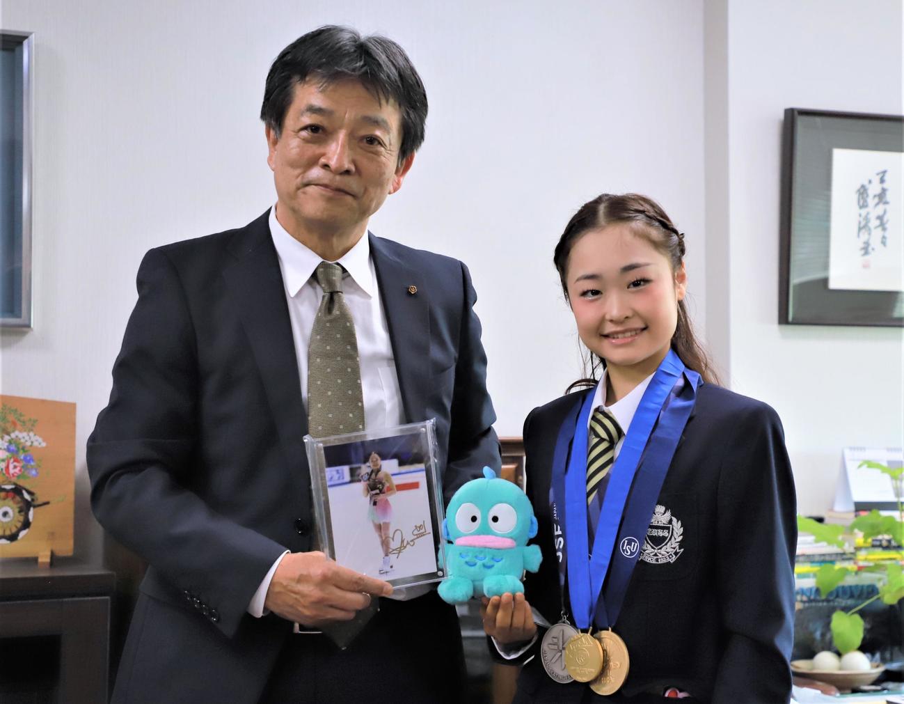 中京大中京高の伊藤正男校長（左）に今季の活動報告をしたフィギュアスケート女子の島田。手元には大好きなキャラクター「ハンギョドン」のぬいぐるみ（撮影・藤塚大輔）