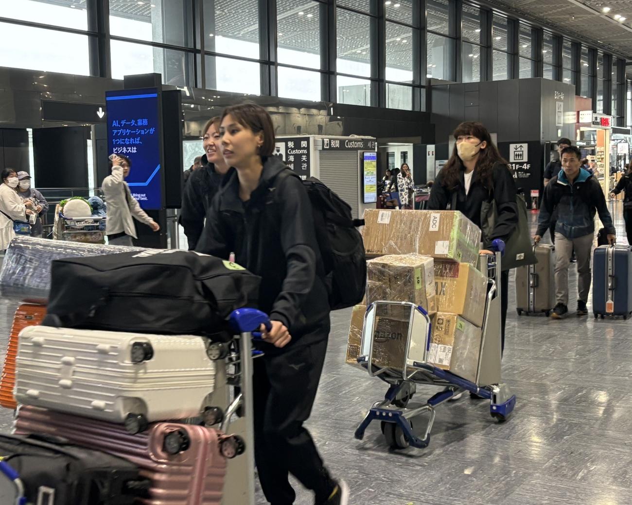 成田空港に到着したバレーボール女子日本代表（撮影・勝部晃多）