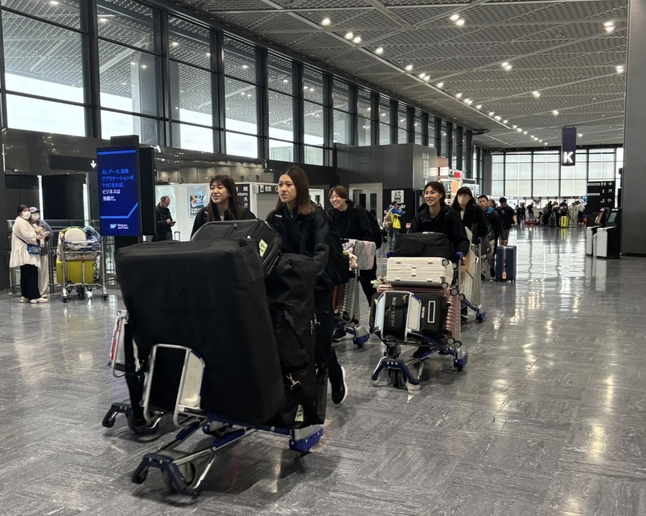 成田空港に到着したバレーボール女子日本代表（撮影・勝部晃多）