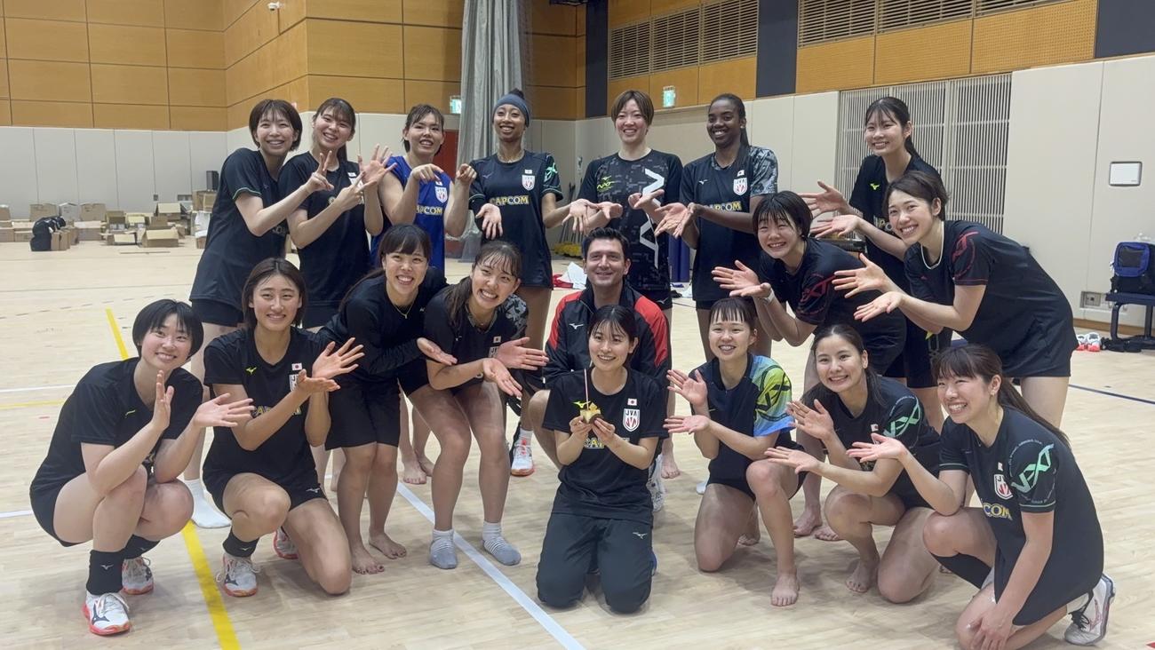 笑顔で写真に納まる女子日本代表（C）JVA　　　　　　　　　　　　　　　　　　　　　　　　　　　　　　