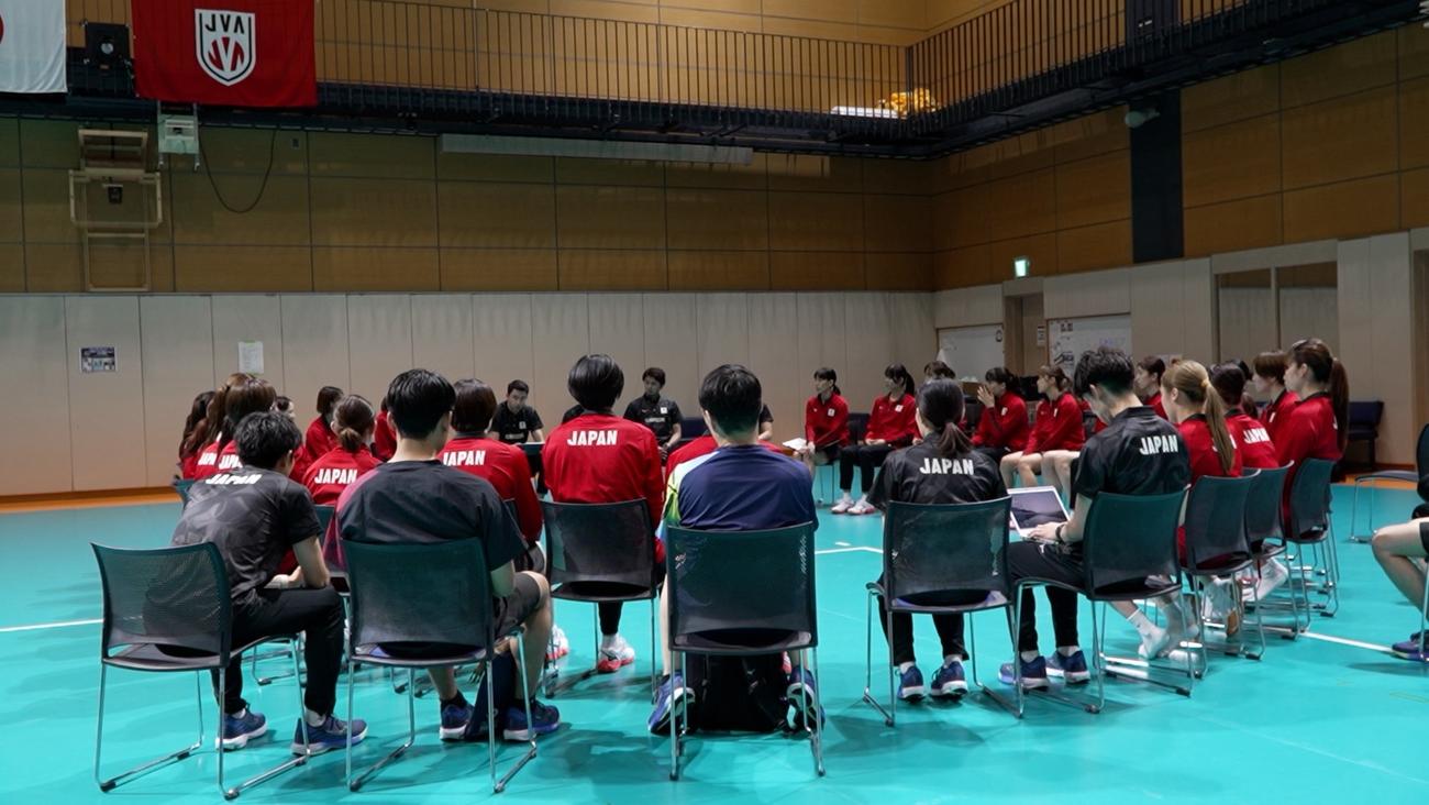 ミーティングに臨む女子日本代表（C）JVA　　　　　　　　　　　　　　　　　　　　　　　　　　　　　　