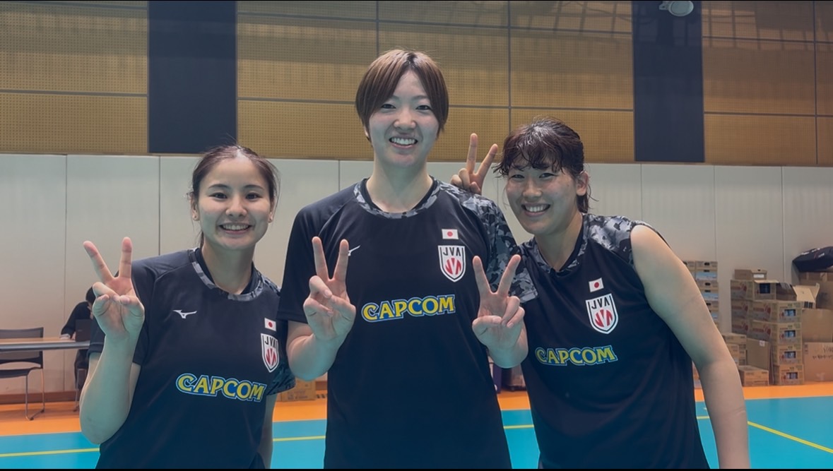 笑顔で写真に納まる（左から）西村、荒木、深沢（C）JVA　　　　　　　　　　　　　　　　　　　　　　　　　　　　　　