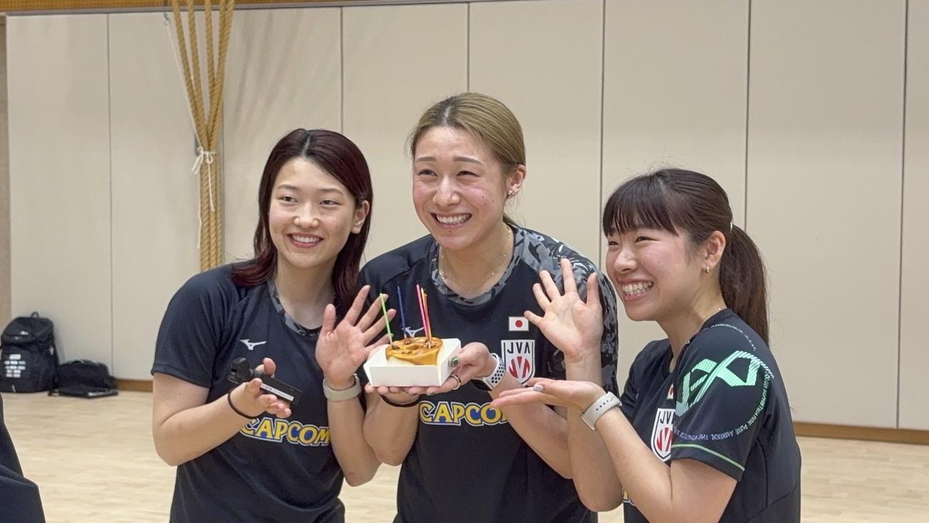 笑顔で写真に納まる（左から）川畑、石川、中川（C）JVA　　　　　　　　　　　　　　　　　　　　　　　　　　　　　　