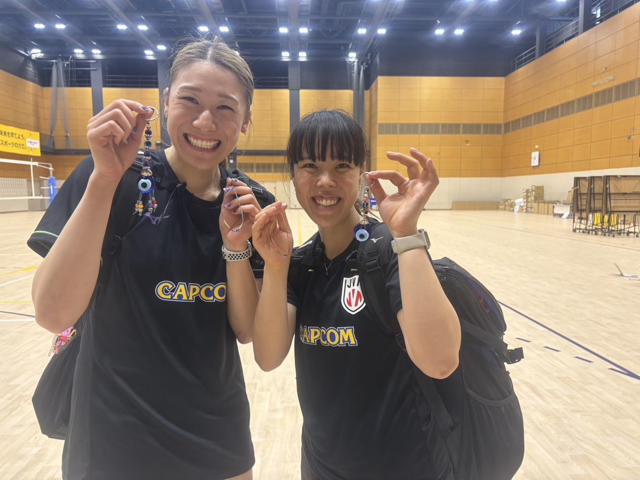 笑顔で写真に納まる石川（左）と小島（C）JVA　　　　　　　　　　　　　　　　　　　　　　　　　　　　　　