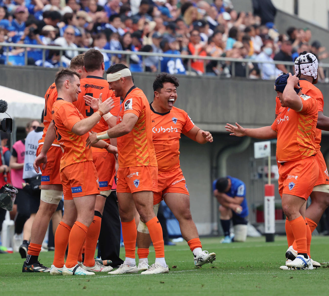 東京ベイの選手たちは準決勝で埼玉に勝利し喜美を分かち合う＝25年5月25日
