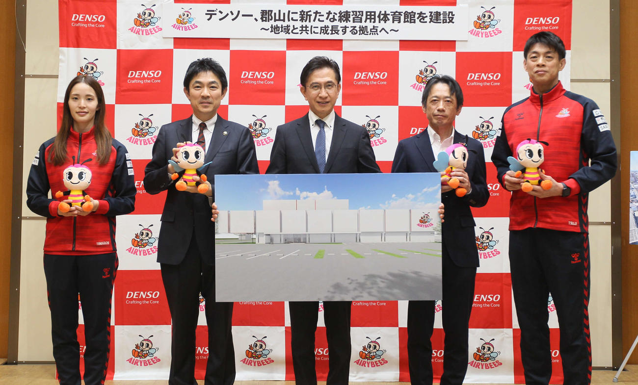 練習用新体育館建設の記者会見に登壇した椎根郡山市長（左から2番目）、株式会社デンソー上席執行幹部・神戸氏（中央）と左からデンソー山口副主将、杉岡部長、辻監督（撮影・高橋香奈）