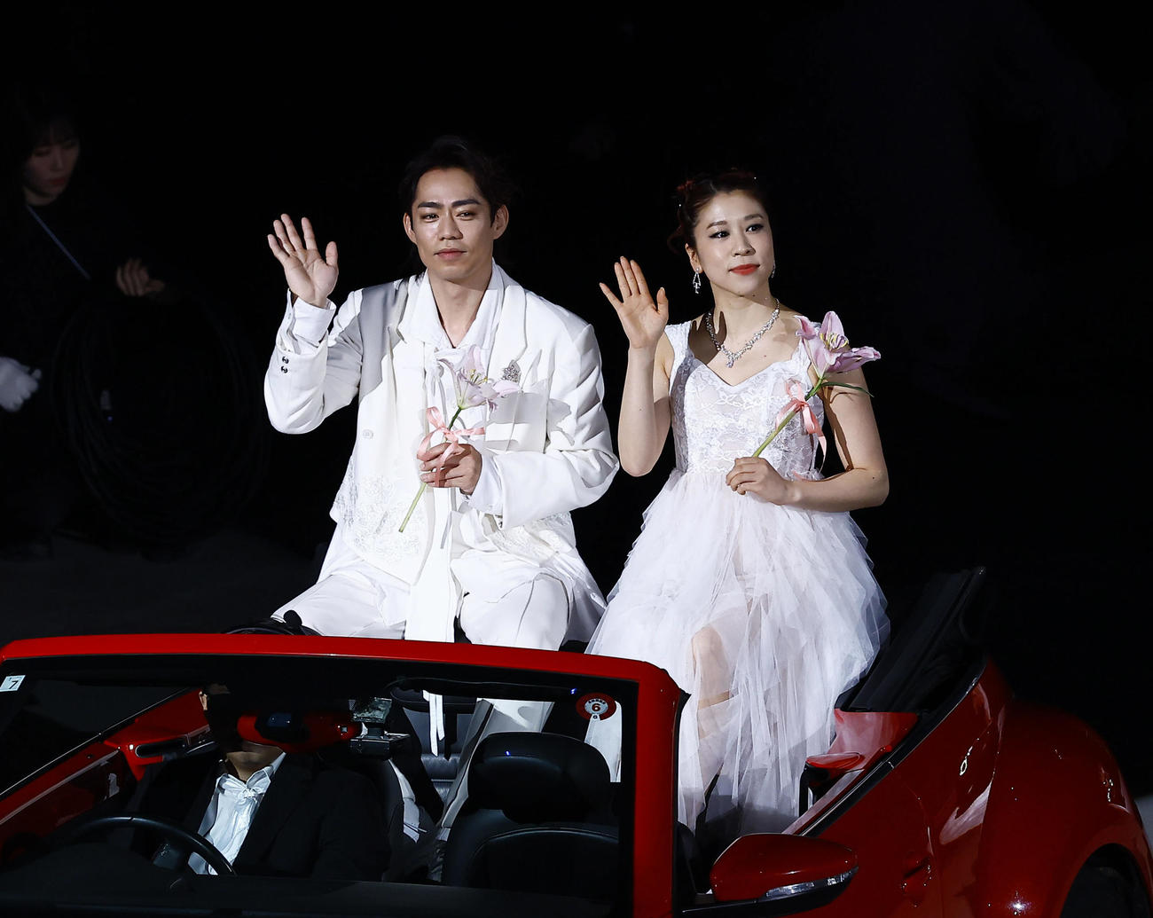 「IGアリーナ」開業式典のオープニングアクトに登場したプロフィギュアスケーターの高橋大輔（左）村元哉中（撮影・藤尾明華）
