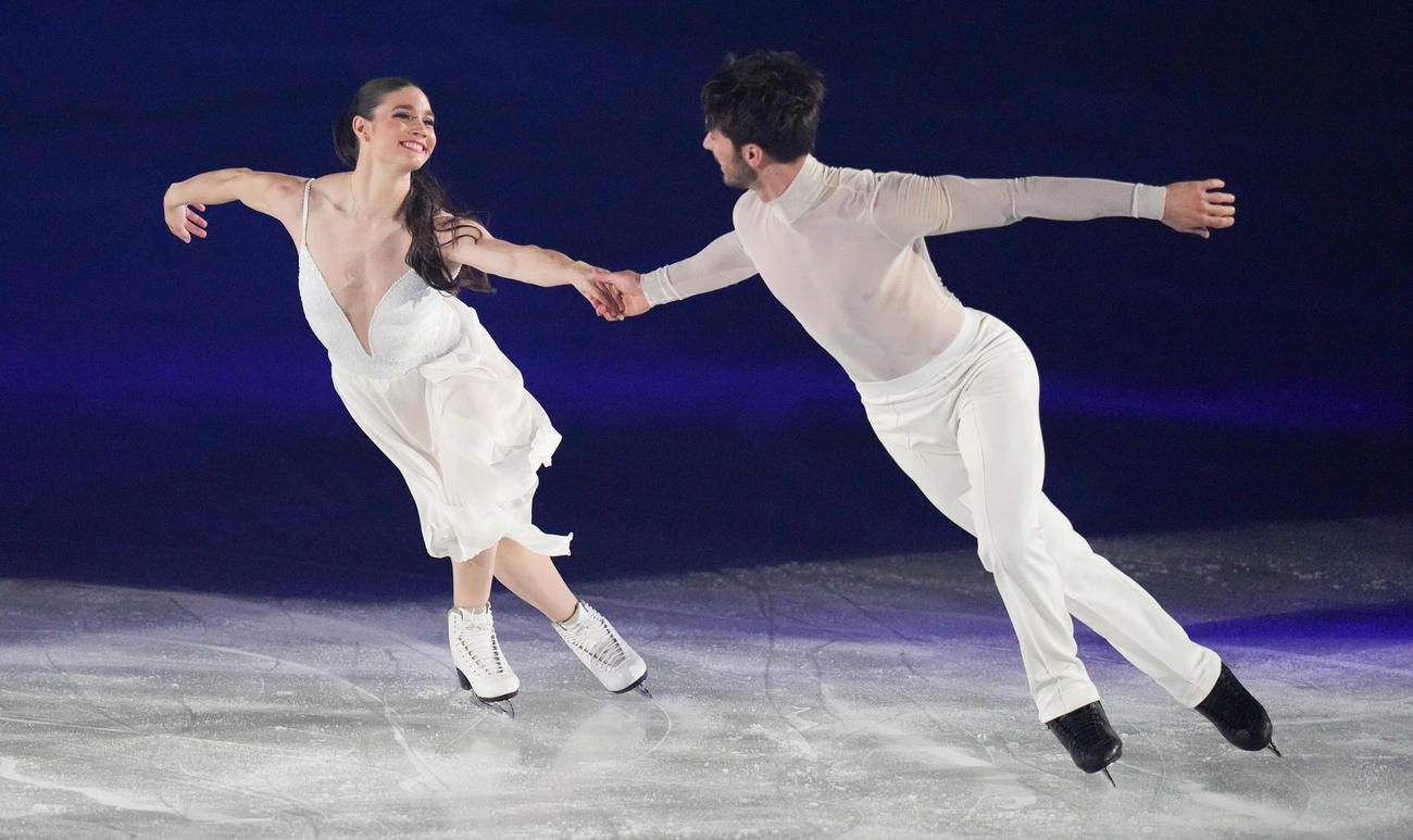 「ファンタジー・オン・アイス2025」で観客を魅了するシゼロン（右）とボードリー（撮影・鈴木みどり）