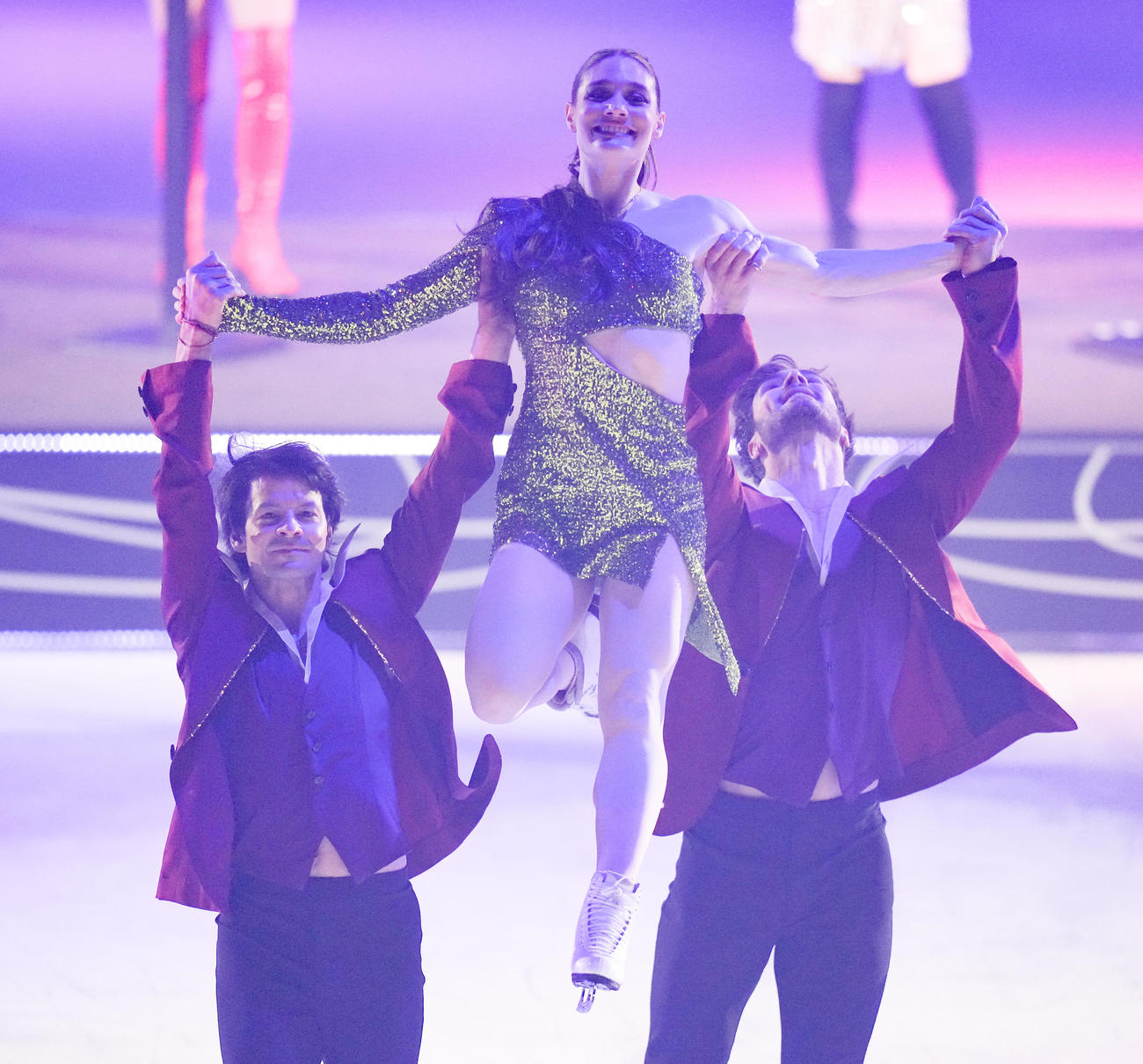 「ファンタジー・オン・アイス2025」で観客を魅了するシゼロン（右）、ボードリー（中央）、ステファン・ランビエルさん（撮影・鈴木みどり）