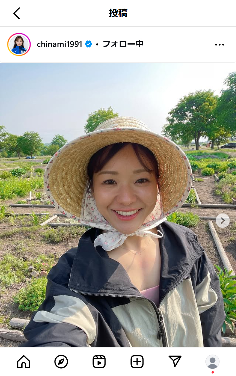 麦わら帽子をかぶり笑顔の吉田知那美（インスタグラムから）