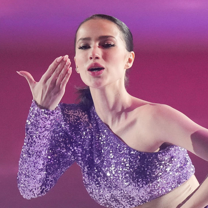 「ファンタジー・オン・アイス2025」で観客を魅了するザギトワ（中央）（撮影・鈴木みどり）