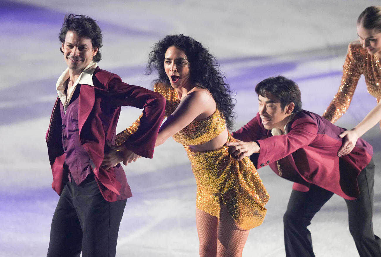 「ファンタジー・オン・アイス2025」で観客を魅了するステファン・ランビエルさん（左）と織田信成さん（右下）（撮影・鈴木みどり）