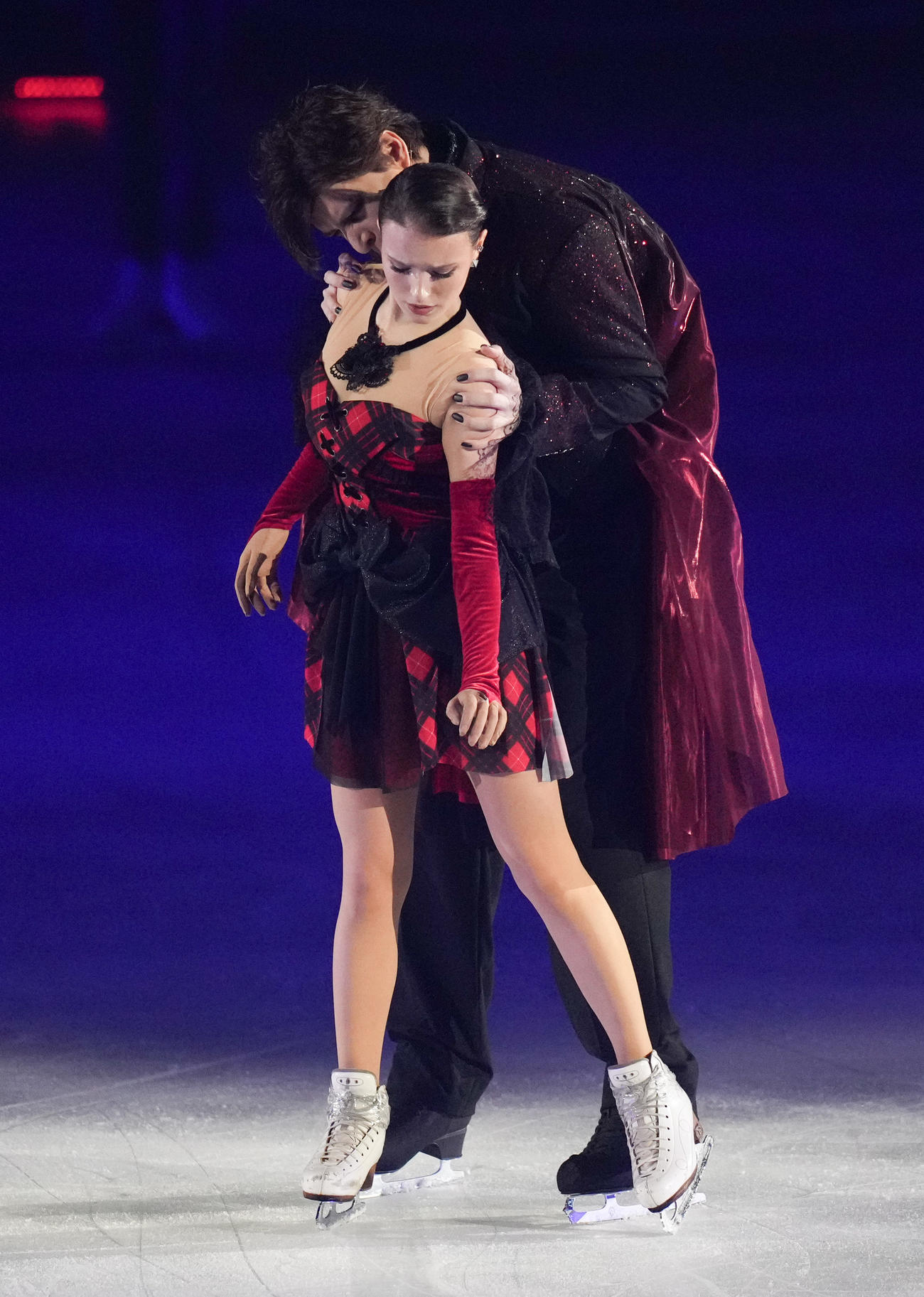 「ファンタジー・オン・アイス2025」で観客を魅了する城田優（奥）とシェルバコワ（撮影・鈴木みどり）