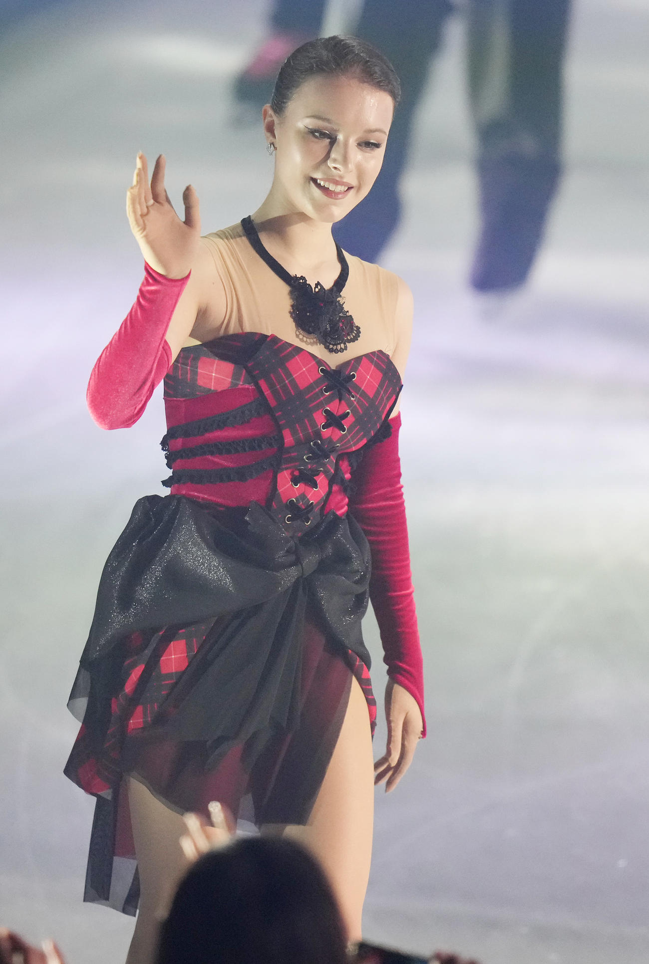 「ファンタジー・オン・アイス2025」でファンの声援に応えるシェルバコワ（撮影・鈴木みどり）