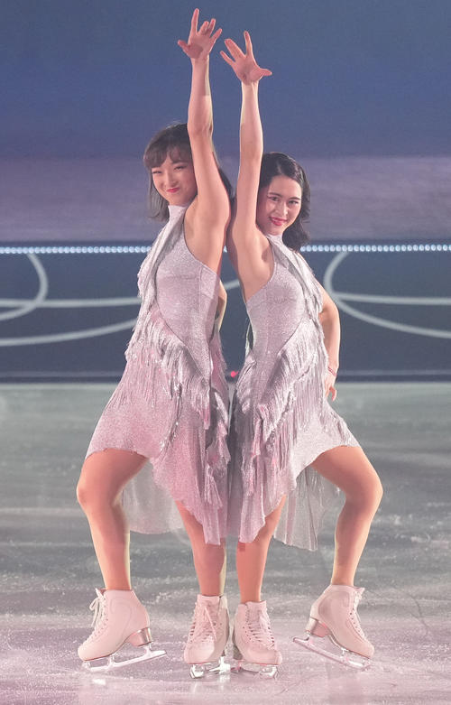 「ファンタジー・オン・アイス2025」で観客を魅了する坂本（左）と宮原知子さん（撮影・鈴木みどり）