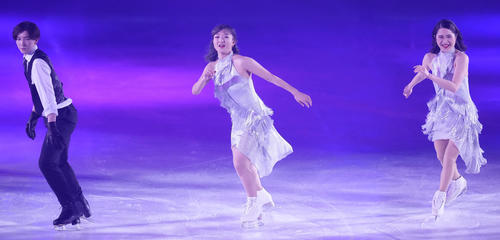 「ファンタジー・オン・アイス2025」で観客を魅了する、左から中田、坂本、宮原知子さん（撮影・鈴木みどり）