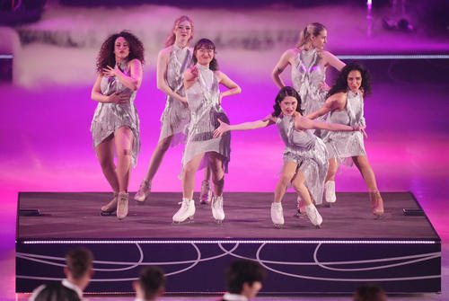 「ファンタジー・オン・アイス2025」で観客を魅了する坂本（中央左）と宮原知子さん（同右）（撮影・鈴木みどり）